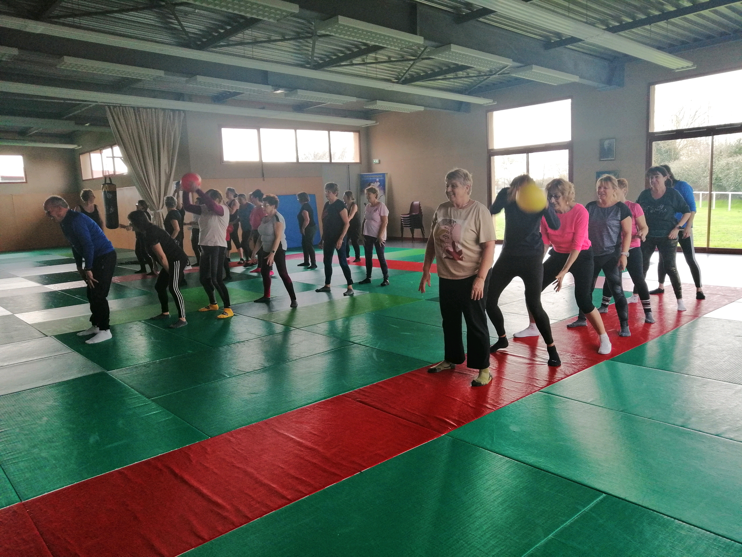 Activités physiques et marche seniors. Activités physiques et marche seniors.